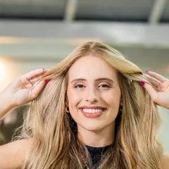 Marta, kapper bij alma.
